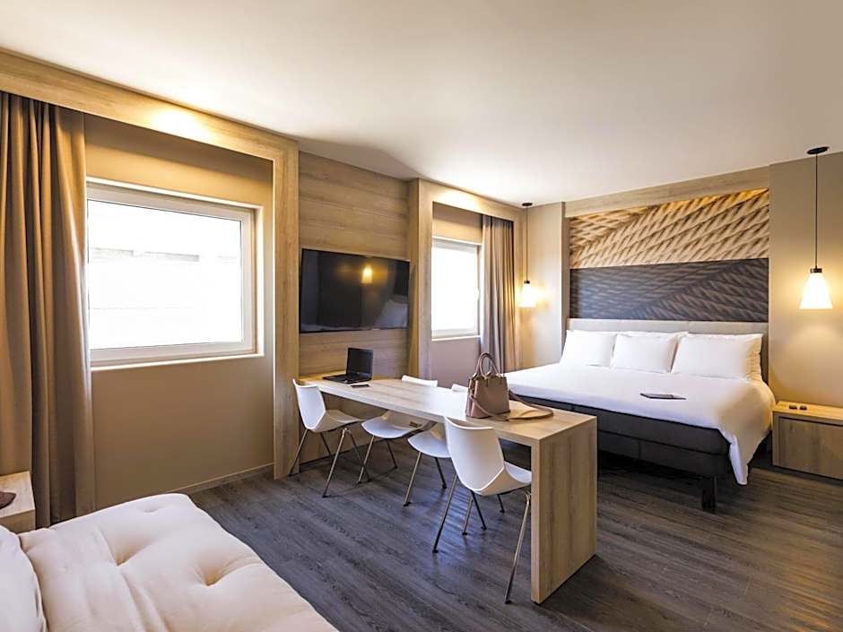 Foto 1 di 10 di 1 Double Bed with Sofabed Suite