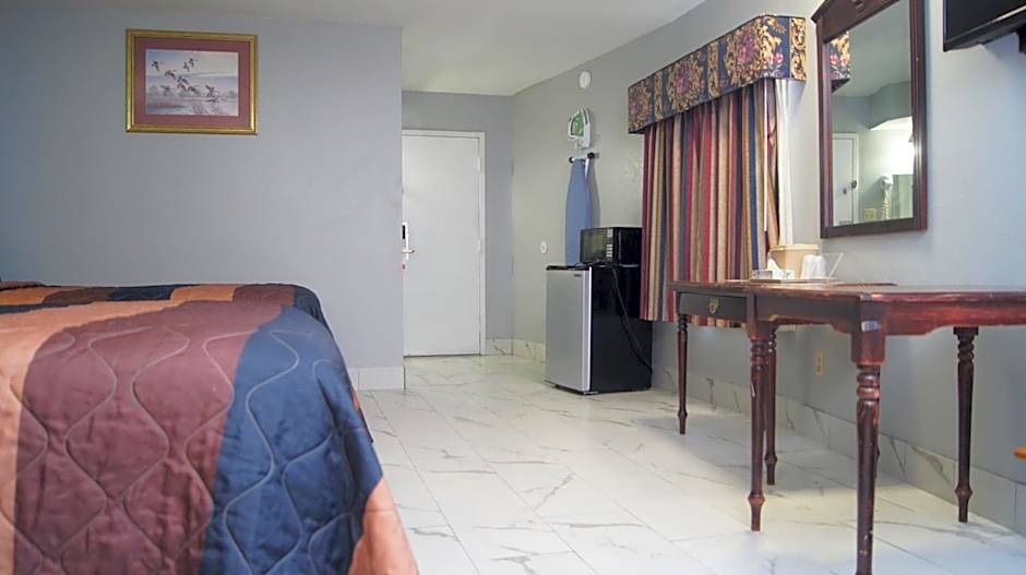 Holiday Lodge & Suites