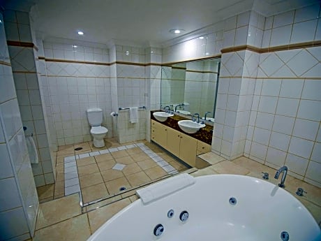 1 King Bed, Suite, Nonsmoking