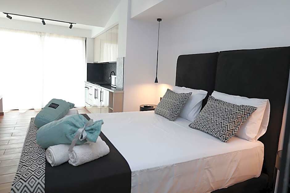 Paris-Irini Studios And Apartments