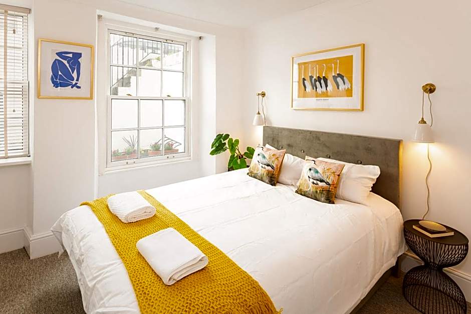 Idyllic Clifton Hideaway - Stunning Garden Flat