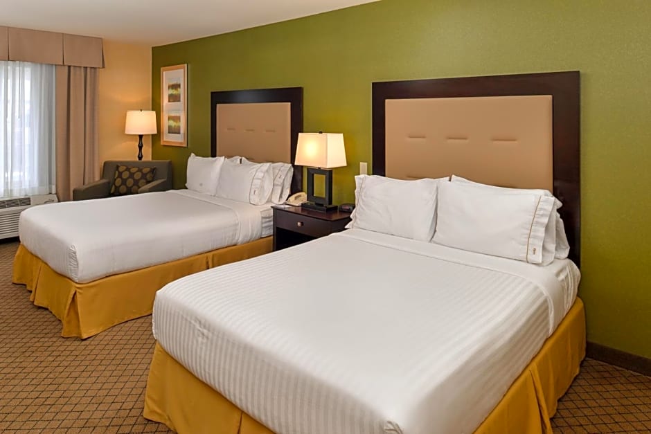 Holiday Inn Express Woodland By IHG