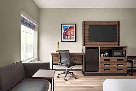 Deluxe King Room with Bath Tub - Mobility/Hearing Accessible - Non-Smoking