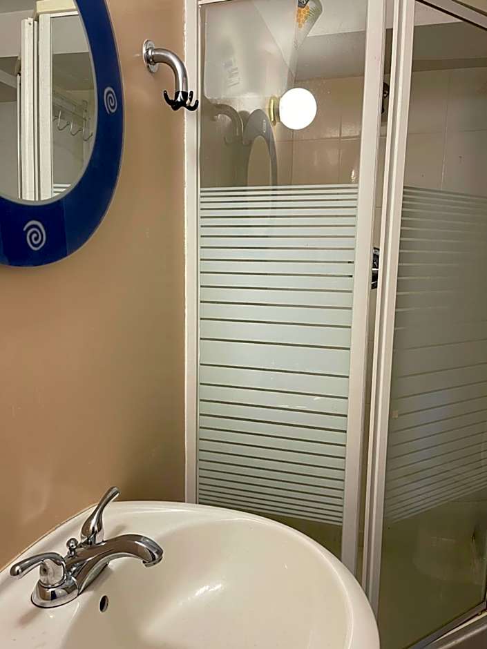 Cozy Guest Rooms Near UBC, Downtown and Beaches