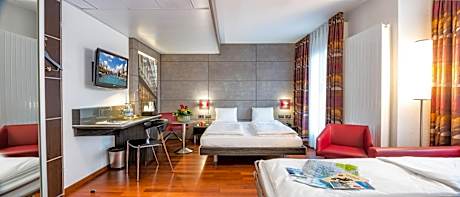 Triple Room - Street Side