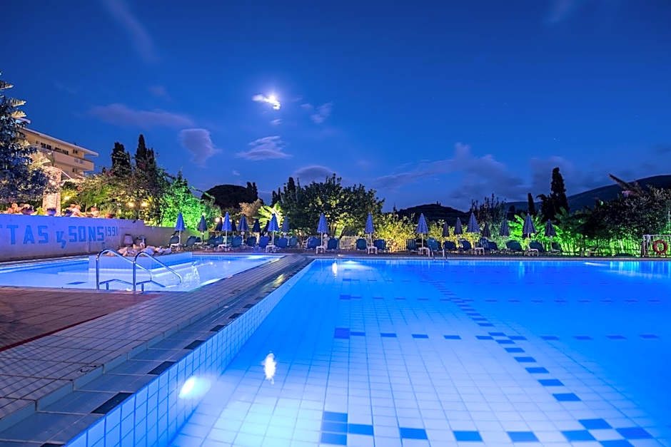 Koukounaria Hotel & Suites