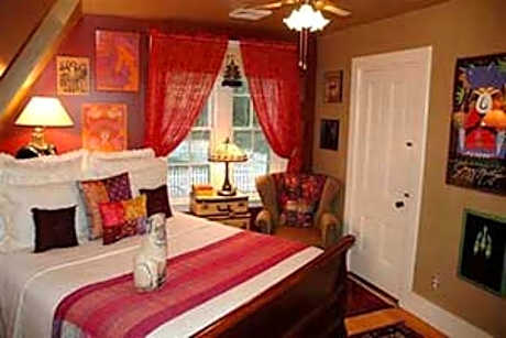 Queen Bed - Hippie Room