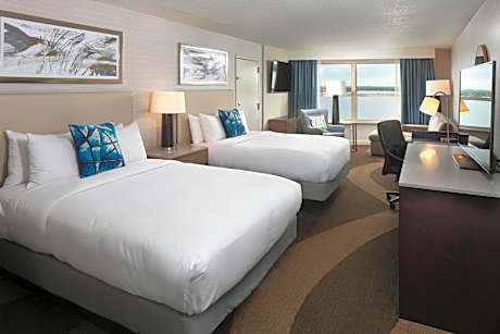 Deluxe Queen Room with Lake View - Mobility Accessible