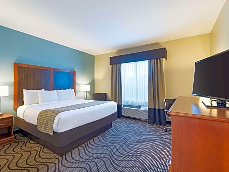 Deluxe King Room with Roll In Shower - Mobility/Hearing Accessible - Non-Smoking