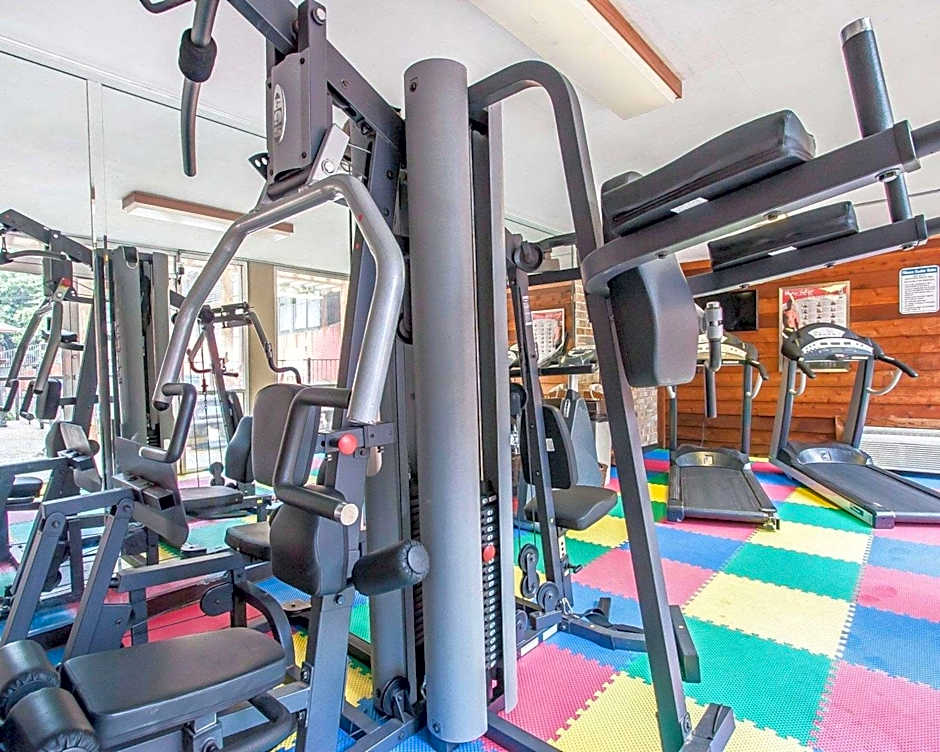 Clarion Inn & Suites University Center