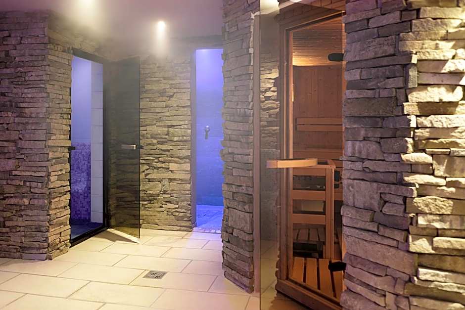 Aparthotel Familiaris - Family Apartments - Pools & Spa in Dolomites