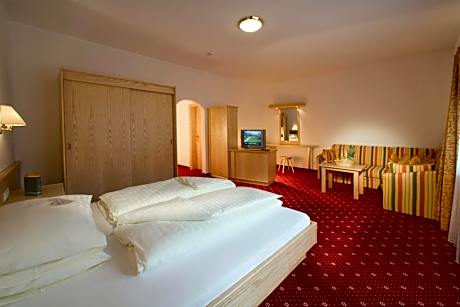 Suite with Balcony & Mountain View