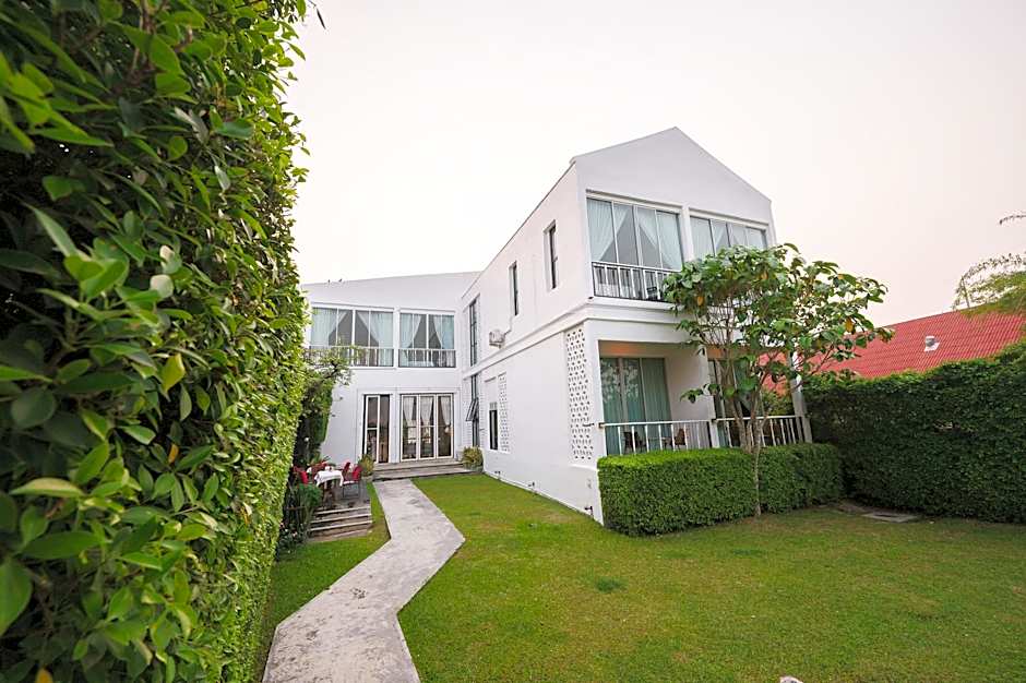 White Wall Riverfront Hotel