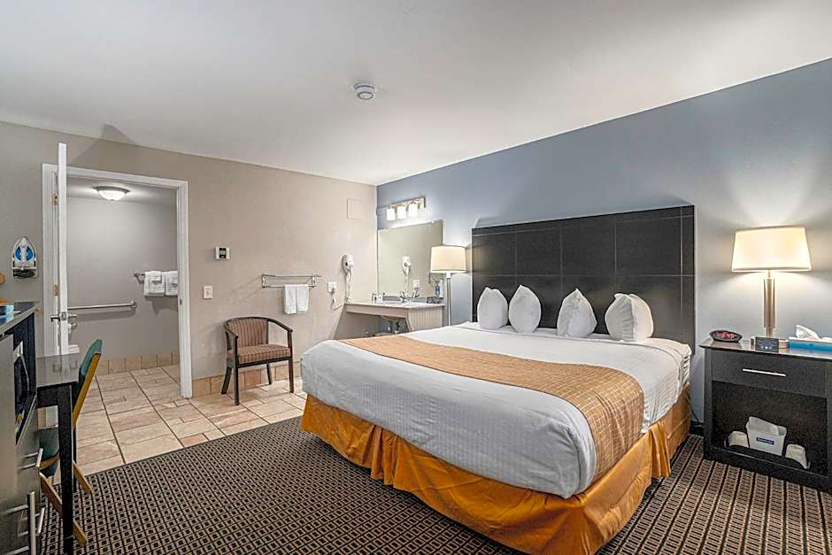 Travelodge by Wyndham Traverse City MI 