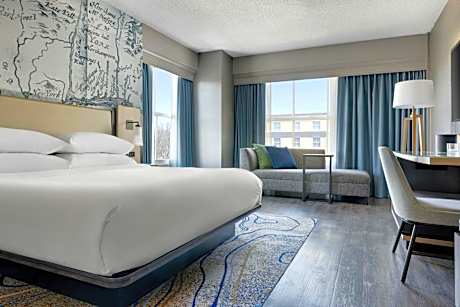 Larger Guest room, 1 King, Partial lake view, Corner room
