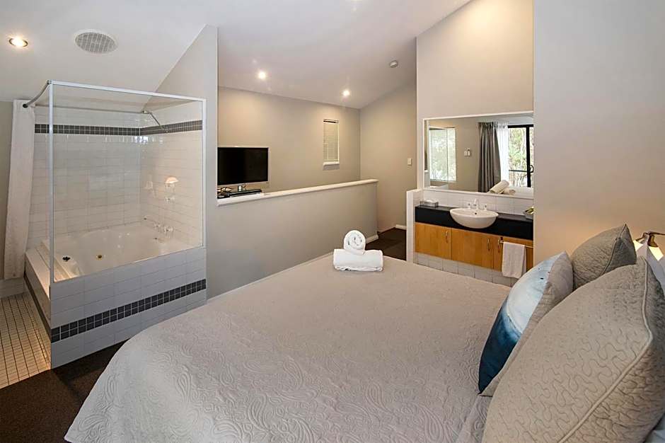 Photo 1 of 2 of 1 Bedroom Apartment, Jetted Tub