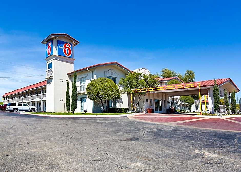 Motel 6 Dallas Market Center