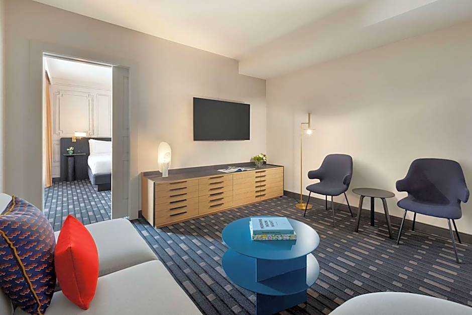 106 Jefferson Huntsville Curio Collection by Hilton