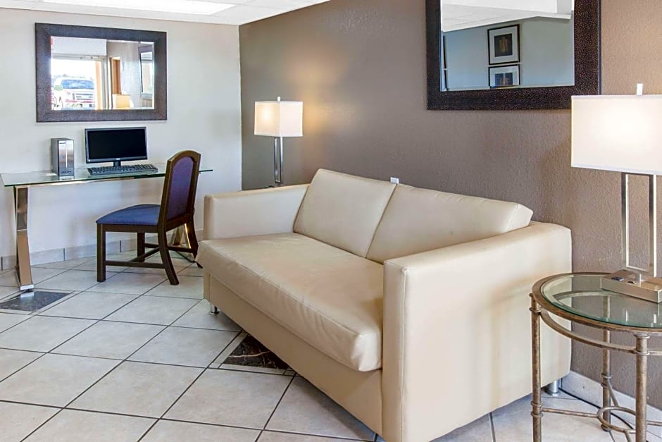 Super 8 by Wyndham Millbury/Toledo