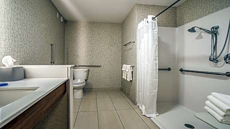 Standard Queen Room with Two Queen Beds and Roll-In Shower - Mobility Access