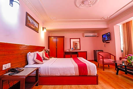 Deluxe King Room with Airport PickUp