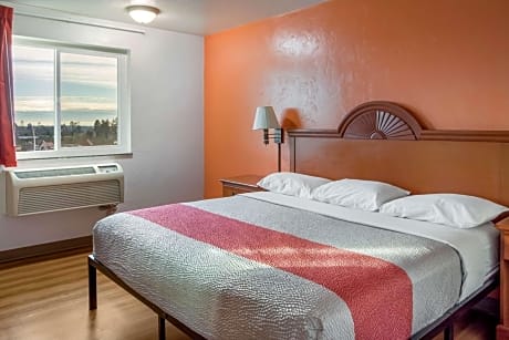 Deluxe King Room - Non-Smoking