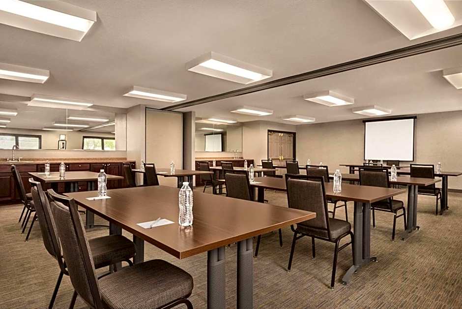 Country Inn & Suites by Radisson, Pella, IA