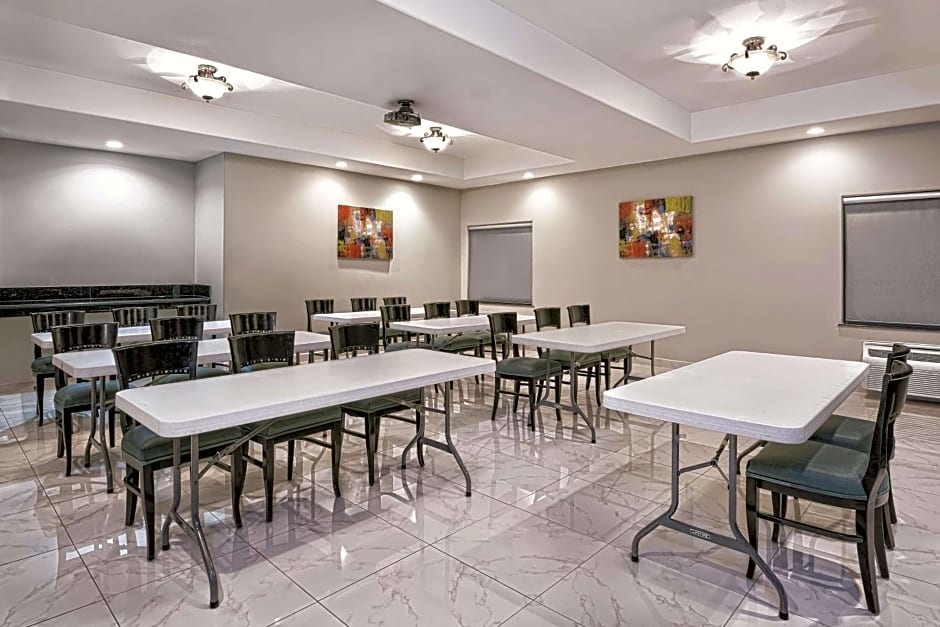La Quinta Inn & Suites by Wyndham Mercedes Outlet Mall