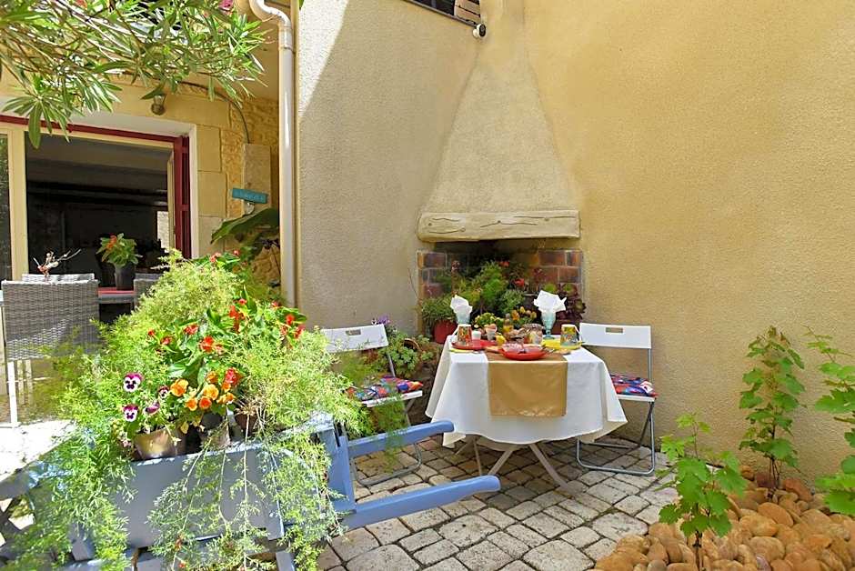 L'AMARILYS chambre d'hôte au coeur du village, terrasse avec vue sur le château