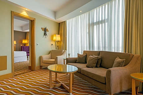 Corner Junior King Suite with City View