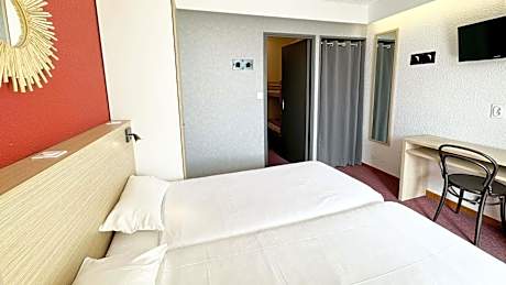 Quadruple Room with Private Bathroom