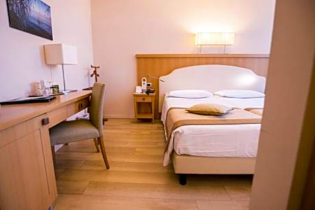 Deluxe Single Room with Balcony and Lateral Lake View and Spa Access