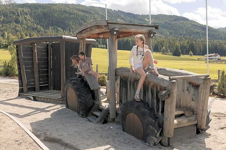 Aparthotel Familiaris - Family Apartments - Pools & Spa in Dolomites