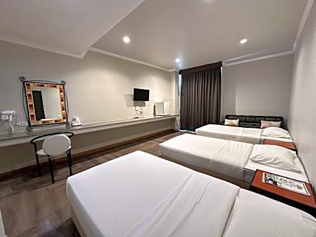 Triple room (3 beds) (non-smoking)