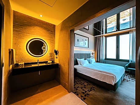 1 King Bed Non-Smoking Deluxe Room Flat Screen Television Sea View Wi-Fi Air-Conditioned