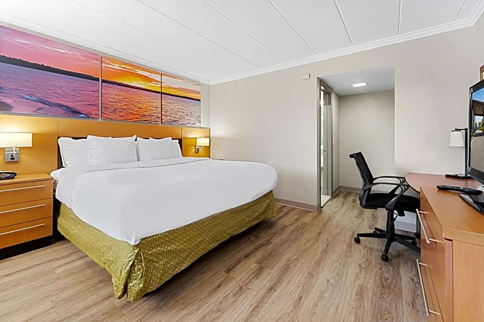 Days Inn & Suites by Wyndham Roseville/Detroit Area