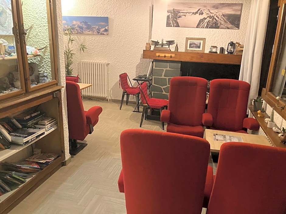 Hotel La Chaumière à 180m du télécabine et de la gare