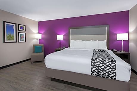 King Room with Bath Tub - Mobility Accessible/Non-Smoking