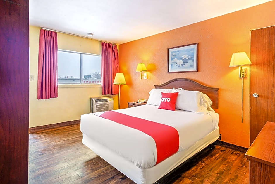 OYO Hotel Downtown Peoria IL I-74