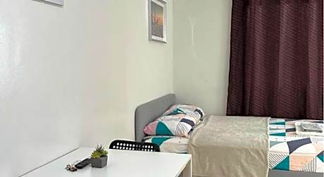 Neat Unit in Holland Park Southwoods