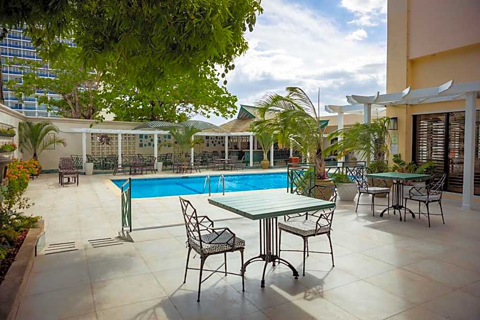 Courtleigh Hotel & Suites