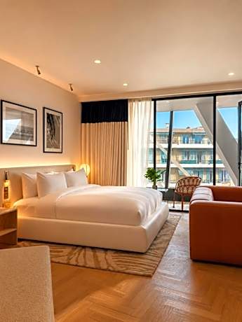 One-Bedroom Iconic Deluxe King Suite