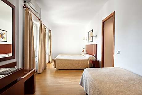 double room with 2 extra beds (child)