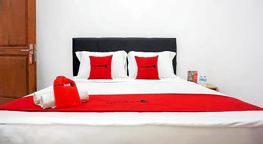 RedDoorz @ Jalan Danau Limboto