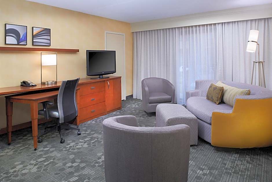 Courtyard By Marriott Detroit Warren