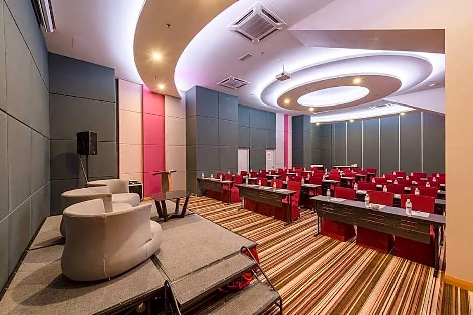 The Straits Hotel & Suites