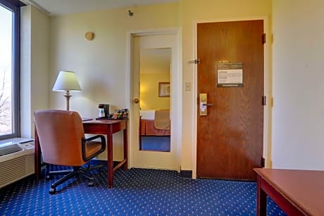 Queen Room - Non-Smoking