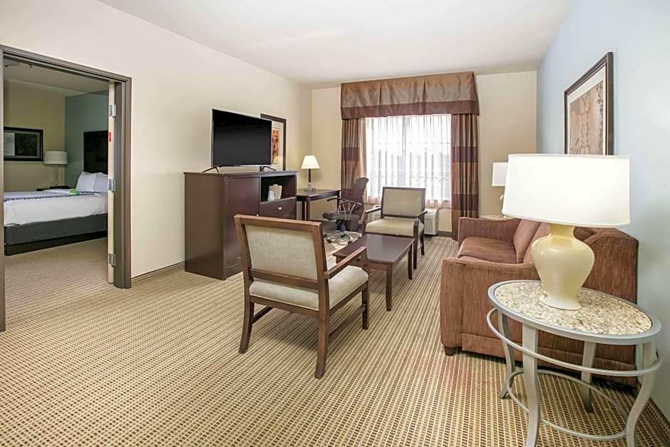 La Quinta Inn & Suites by Wyndham DFW Airport West - Euless