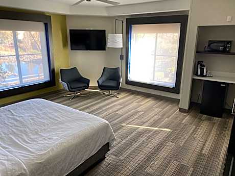1 Bedroom Corner Suite Lake View