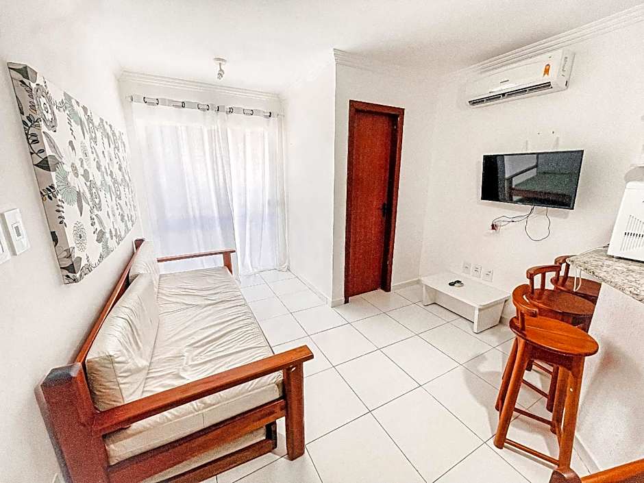 Flat's com 1 suíte no pavimento superior com internet privativa 300MBPS localizado no Residencial Mont Hebron, condomínio a aproximadamente 250m da praia de Taperapuã, com piscinas, sauna e portaria 24hrs